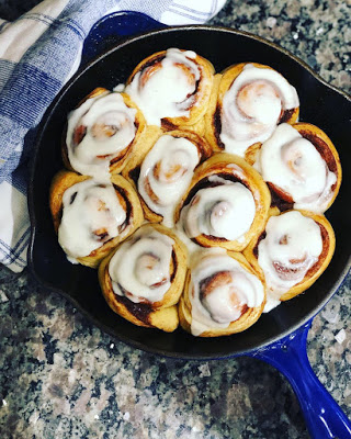 https://www.breadandbreakfast.org/wp-content/uploads/2019/04/Skillet-Cinnamon-Rolls-1.jpg